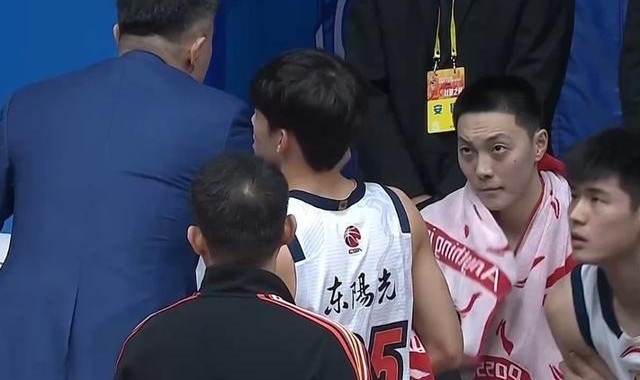 开云体育app-人气真高！胡明轩26+4+4新赛季最佳一战 连中三分引现场粉丝狂欢