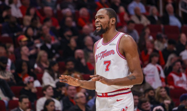 开云体育app-取分不难！杜兰特三分线外接球 两大步杀到篮下秀战斧暴扣