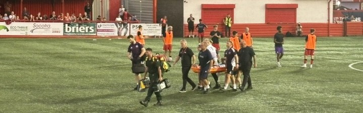 开云电子-曼联新星科内重伤离场 19岁小将佩戴护具担架送医